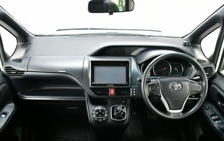 Toyota Voxy III, 2014 год, 1 695 000 рублей, 13 фотография