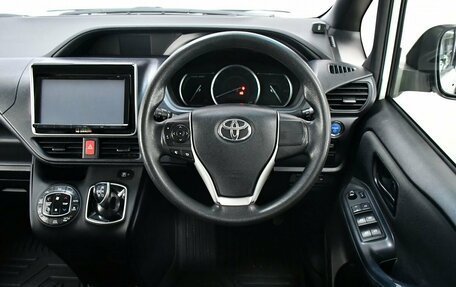 Toyota Voxy III, 2014 год, 1 695 000 рублей, 12 фотография