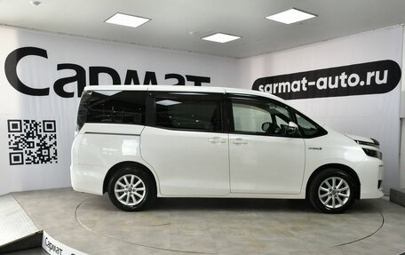 Toyota Voxy III, 2014 год, 1 695 000 рублей, 4 фотография