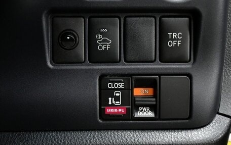 Toyota Voxy III, 2014 год, 1 695 000 рублей, 15 фотография