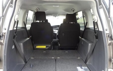 Toyota ISis I, 2013 год, 1 013 000 рублей, 24 фотография