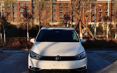 Volkswagen Touran III, 2022 год, 1 510 004 рублей, 2 фотография