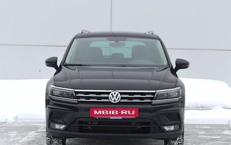 Volkswagen Tiguan II, 2018 год, 2 590 000 рублей, 3 фотография