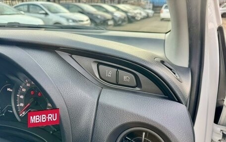 Toyota Vitz, 2019 год, 1 089 000 рублей, 17 фотография