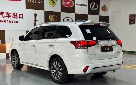 Mitsubishi Outlander III рестайлинг 3, 2022 год, 2 328 000 рублей, 3 фотография