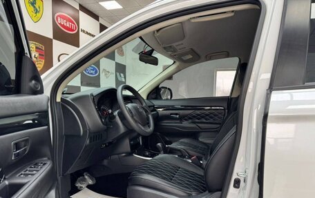 Mitsubishi Outlander III рестайлинг 3, 2022 год, 2 328 000 рублей, 13 фотография