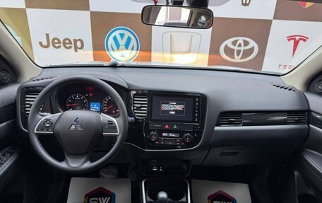 Mitsubishi Outlander III рестайлинг 3, 2022 год, 2 328 000 рублей, 14 фотография