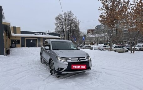 Mitsubishi Outlander III рестайлинг 3, 2016 год, 2 100 000 рублей, 4 фотография