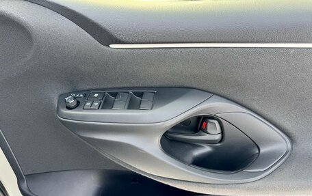 Toyota Yaris, 2021 год, 1 269 000 рублей, 16 фотография