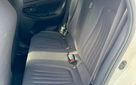 Toyota Yaris, 2021 год, 1 269 000 рублей, 20 фотография