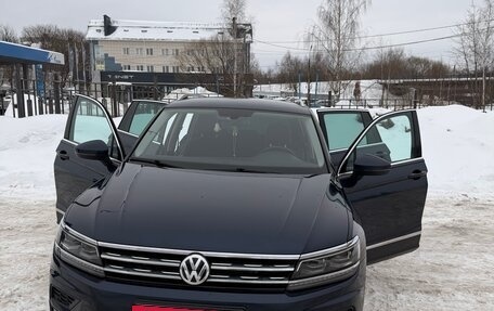 Volkswagen Tiguan II, 2017 год, 2 600 000 рублей, 2 фотография