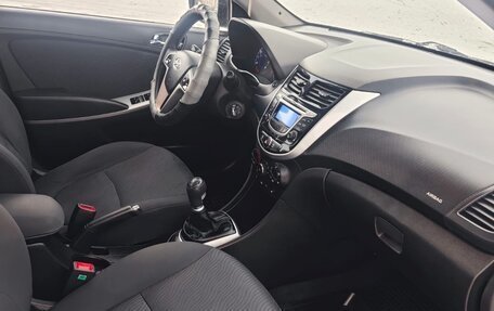 Hyundai Solaris II рестайлинг, 2014 год, 800 000 рублей, 13 фотография