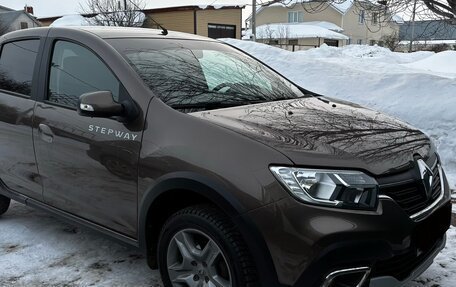 Renault Logan II, 2019 год, 1 077 000 рублей, 2 фотография