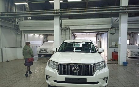 Toyota Land Cruiser Prado 150 рестайлинг 2, 2020 год, 4 300 000 рублей, 14 фотография