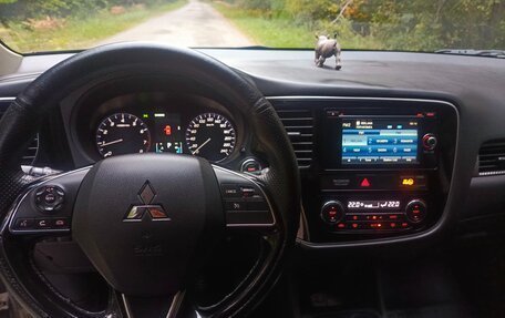 Mitsubishi Outlander III рестайлинг 3, 2015 год, 1 550 000 рублей, 13 фотография