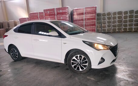 Hyundai Solaris II рестайлинг, 2022 год, 1 800 000 рублей, 5 фотография