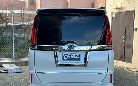 Toyota Noah III, 2021 год, 1 980 000 рублей, 7 фотография