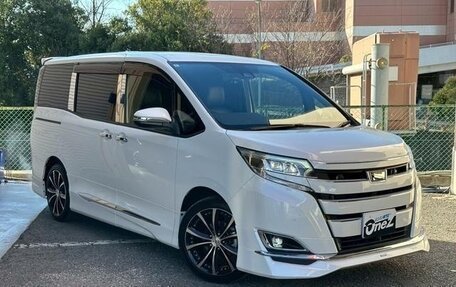 Toyota Noah III, 2021 год, 1 980 000 рублей, 2 фотография