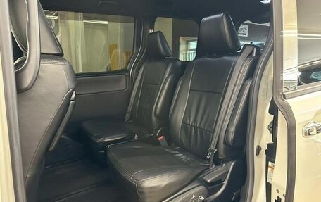 Toyota Noah III, 2021 год, 1 980 000 рублей, 24 фотография