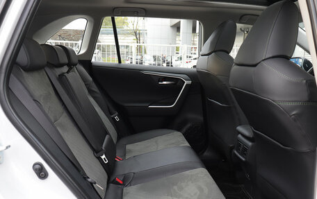 Toyota RAV4, 2025 год, 4 450 000 рублей, 27 фотография