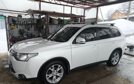 Mitsubishi Outlander III рестайлинг 3, 2014 год, 1 500 000 рублей, 3 фотография