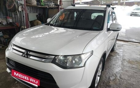Mitsubishi Outlander III рестайлинг 3, 2014 год, 1 500 000 рублей, 2 фотография