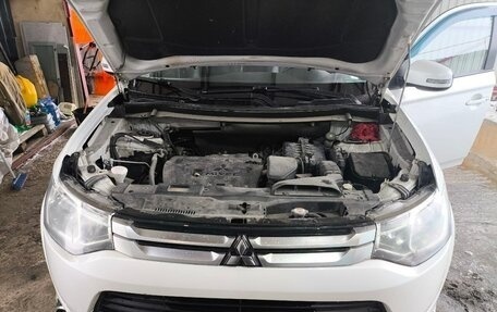 Mitsubishi Outlander III рестайлинг 3, 2014 год, 1 500 000 рублей, 9 фотография