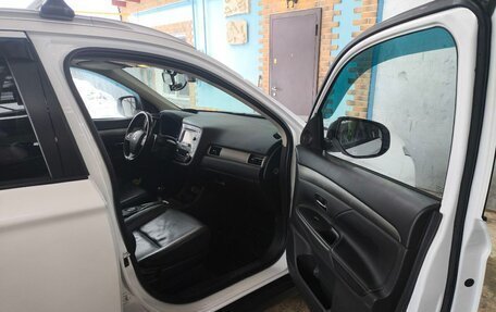 Mitsubishi Outlander III рестайлинг 3, 2014 год, 1 500 000 рублей, 15 фотография