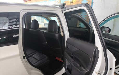 Mitsubishi Outlander III рестайлинг 3, 2014 год, 1 500 000 рублей, 17 фотография