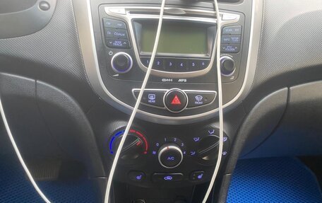 Hyundai Solaris II рестайлинг, 2013 год, 670 000 рублей, 3 фотография