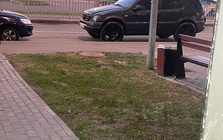 Mercedes-Benz M-Класс, 1998 год, 430 000 рублей, 1 фотография