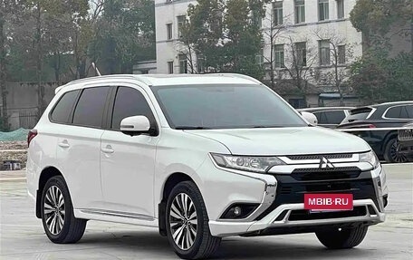Mitsubishi Outlander III рестайлинг 3, 2022 год, 1 890 001 рублей, 3 фотография