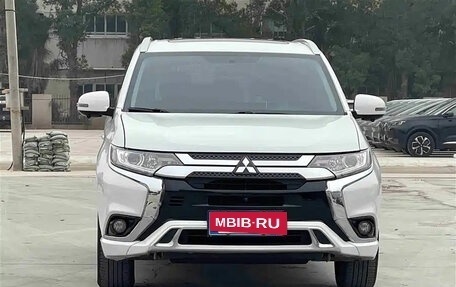 Mitsubishi Outlander III рестайлинг 3, 2022 год, 1 890 001 рублей, 2 фотография