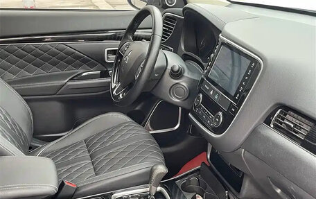 Mitsubishi Outlander III рестайлинг 3, 2022 год, 1 890 001 рублей, 7 фотография