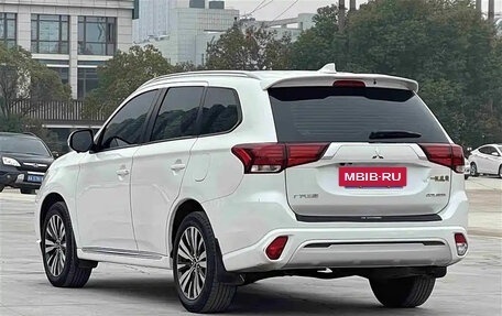 Mitsubishi Outlander III рестайлинг 3, 2022 год, 1 890 001 рублей, 6 фотография
