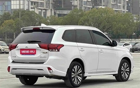 Mitsubishi Outlander III рестайлинг 3, 2022 год, 1 890 001 рублей, 5 фотография