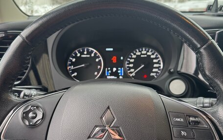 Mitsubishi Outlander III рестайлинг 3, 2016 год, 1 750 000 рублей, 8 фотография