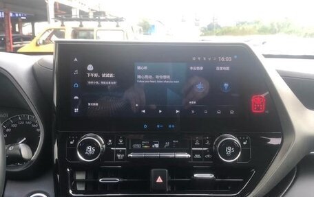 Toyota Highlander, 2022 год, 5 400 000 рублей, 10 фотография