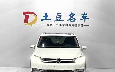 Volkswagen Touran III, 2022 год, 2 300 000 рублей, 2 фотография