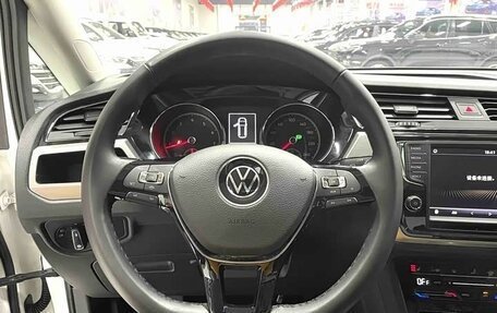 Volkswagen Touran III, 2022 год, 2 300 000 рублей, 9 фотография