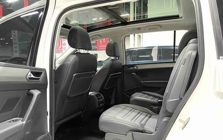 Volkswagen Touran III, 2022 год, 2 300 000 рублей, 11 фотография