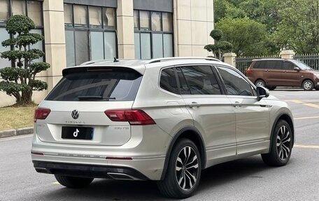 Volkswagen Tiguan II, 2021 год, 2 600 000 рублей, 3 фотография