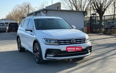 Volkswagen Tiguan II, 2021 год, 2 600 000 рублей, 2 фотография