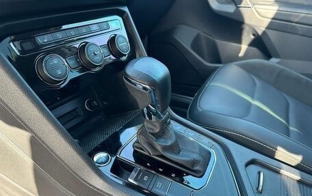 Volkswagen Tiguan II, 2021 год, 2 600 000 рублей, 23 фотография