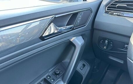 Volkswagen Tiguan II, 2021 год, 2 600 000 рублей, 17 фотография