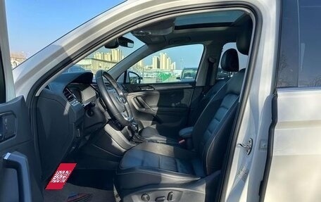 Volkswagen Tiguan II, 2021 год, 2 600 000 рублей, 21 фотография