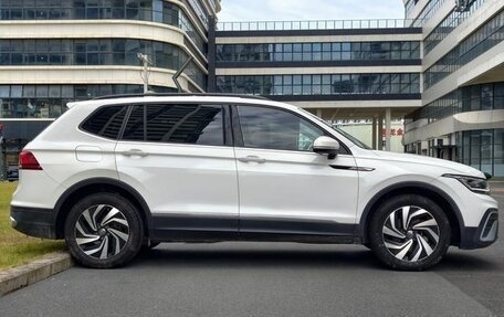 Volkswagen Tiguan II, 2021 год, 2 600 000 рублей, 3 фотография