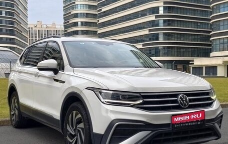 Volkswagen Tiguan II, 2021 год, 2 600 000 рублей, 2 фотография