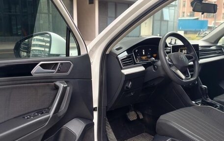 Volkswagen Tiguan II, 2021 год, 2 600 000 рублей, 14 фотография