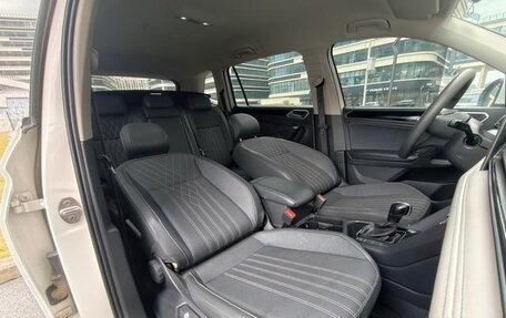 Volkswagen Tiguan II, 2021 год, 2 600 000 рублей, 20 фотография